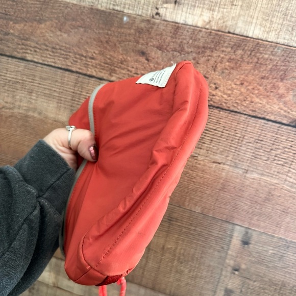 Lululemon Unisex Patch Logo Crossbody Bag 2.5L - Picture 7 of 12